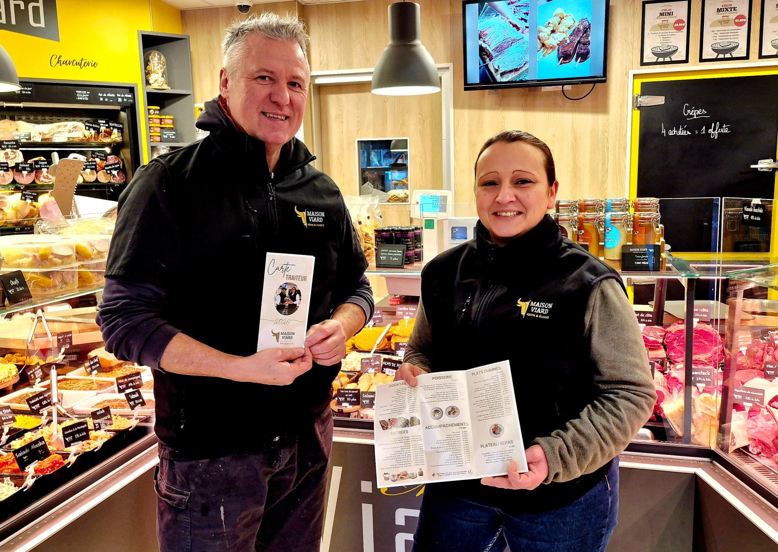 Kevin et Élodie présentant la carte traiteur de la Maison Viard